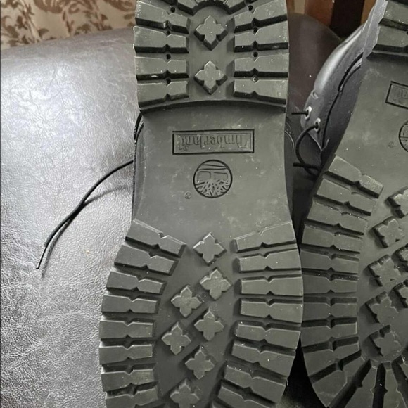 Mens 9.5 or Ladies 10/11 Timberlands - Picture 2 of 4